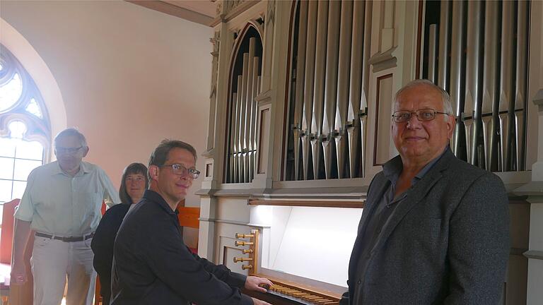 Die Steinmeyer-Orgel in Buchbrunn begleitet nach ihrer Instandsetzung wieder die Gottesdienste. Darüber freuen sich (von links:) Kirchenvorstandsmitglied Christian Wagner, Pfarrerin Doris Bromberger, Dekanatskantor Martin Blaufelder und Orgelbaumeister Edgar Töpfer.