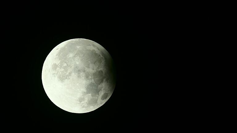 Partielle Mondfinsternis über Rheinland-Pfalz - Die Wetteraussichten waren gut - und somit die Chancen auf eine gute Sicht auf den Mond. Partielle Mondfinsternis über Rheinland-Pfalz - Die Wetteraussichten waren gut - und somit die Chancen auf eine gute Sicht auf den Mond.