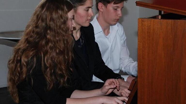 Laurentia Lechner, Ilka Fenn und Emil Stöhr spielten sogar ein sechshändiges Stück bei ihrem Konzert in St. Johannis. Laurentia Lechner, Ilka Fenn und Emil Stöhr spielten sogar ein sechshändiges Stück bei ihrem Konzert in St. Johannis.