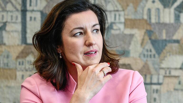Interview: Warum Dorothee Bär auf Fotos immer freundlich schaut - Dorothee Bär ist seit einem Jahr Staatsministerin für Digitalisierung. Interview: Warum Dorothee Bär auf Fotos immer freundlich schaut - Dorothee Bär ist seit einem Jahr Staatsministerin für Digitalisierung.