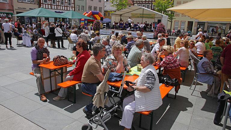 Leute treffen und gemütlich verweilen – auch das gehört zum Stadtfest in Mellrichstadt. Leute treffen und gemütlich verweilen – auch das gehört zum Stadtfest in Mellrichstadt.