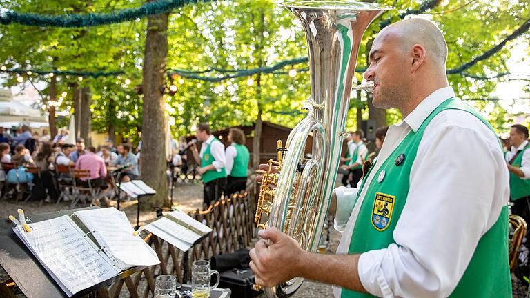 Die Band 'Aalbachtal-Express' spielte am Wochenende im Biergarten des Hofbräukellers in Würzburg. Die Band 'Aalbachtal-Express' spielte am Wochenende im Biergarten des Hofbräukellers in Würzburg.