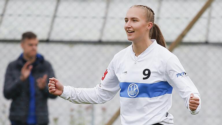 Svenja Schröder bejubelt einen Punktgewinn gegen Pfungstadt: Der TV Segnitz hat am Heimspieltag in der Ersten Bundesliga Süd zweimal gewonnen. Somit hat die Schlagfrau mit den Segnitzer Frauen die Endrunde um die deutsche Meisterschaft erreicht. Svenja Schröder bejubelt einen Punktgewinn gegen Pfungstadt: Der TV Segnitz hat am Heimspieltag in der Ersten Bundesliga Süd zweimal gewonnen. Somit hat die Schlagfrau mit den Segnitzer Frauen die Endrunde um die deutsche Meisterschaft erreicht.