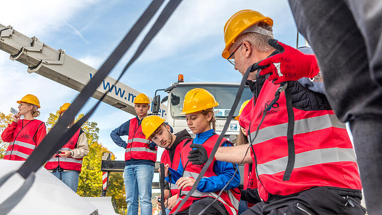 Verhüllter Kirchturm Karlstadt       -  Christo-Kunstaktion: Schüler des Karlstadter Gymnasiums verhüllen am Samstag (08.10.22) mit der Hilfe von professionellen Höhenarbeiter den Kirchturm 'Zur Heiligen Familie' in Karlstadt. Das Kunstwerk trägt den Titel „Wrapped Clock Tower“ und kann bis zum 22. Oktober besichtigt werden.