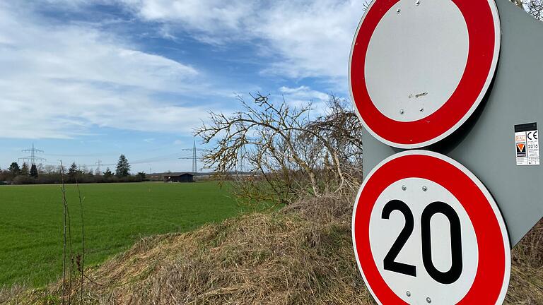 Das geplante Einkaufszentrum mit Supermarkt, Discounter und Drogerie auf diesem Acker im Schweinfurter Stadtteil Oberndorf scheiterte am 8. Oktober am Votum der Bürger beim Bürgerentscheid. Knapp 75 Prozent waren dagegen. Das geplante Einkaufszentrum mit Supermarkt, Discounter und Drogerie auf diesem Acker im Schweinfurter Stadtteil Oberndorf scheiterte am 8. Oktober am Votum der Bürger beim Bürgerentscheid. Knapp 75 Prozent waren dagegen.