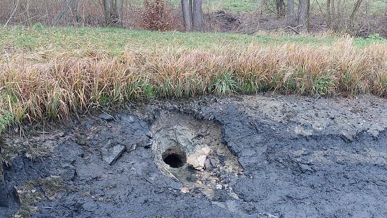 Durch den Bibertunnel vom Bach zum zweiten Schönungsteich der Siegendorfer Kläranlage fließt das Klärwasser nun direkt in den Bach.
