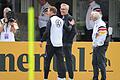 Nagelsmann, Herbert und Völler (v.l.)       -  Basketball-Bundestrainer Gordon Herbert (r.) hat dem DFB-Team einen Besuch abgestattet.