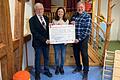 Werner Örtl, Präsident Lions Club Ochsenfurt, Franziska Ruppert, Leiterin des Familienstützpunkts Ochsenfurt und Klaus Meyer, Vorsitzender des Hilfswerks Lions Club Ochsenfurt e.V., bei der Scheckübergabe.