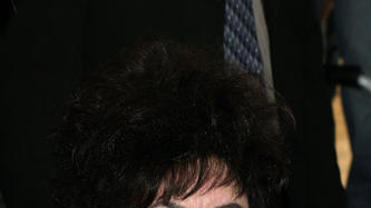Elizabeth Taylor       -  Hollywood-Diva Elizabeth Taylor verlässt im Rollstuhl die Los Angeles Filmstudios der CNN nach der Talkshow «Larry King Live» (Archivfoto vom 30.05.2006).