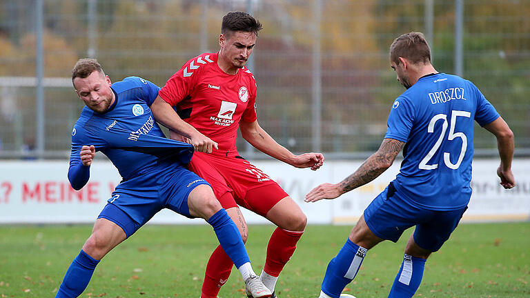 Fußball, Bayernliga, Würzburger FV - SV Seligenporten       -  Deutschland, Würzburg, Sepp-Endres-Sportanalge, 27.10.2018, Fußball, Bayernliga, Würzburger FV - SV Seligenporten

Bild: v. l. Patrick Hofmann (WFV), Tim Olschewski (SV, #11) und Wojtek Droszcz (WFV)
