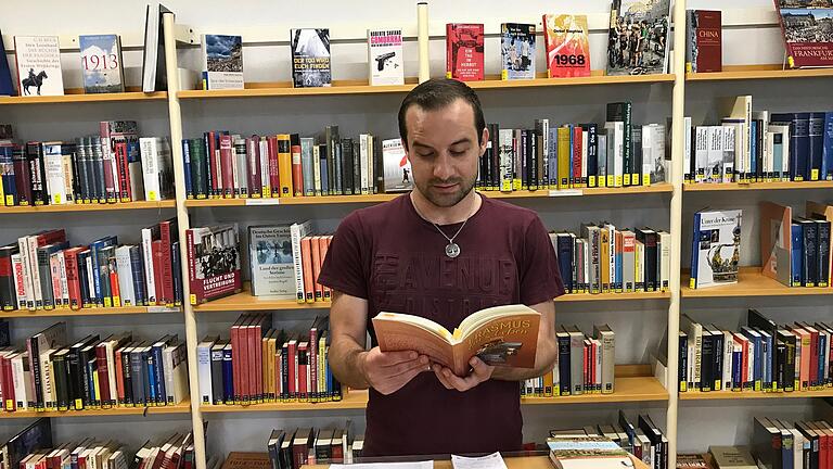 Philipp Heilgenthal in der Stadtbibliothek Gemünden.