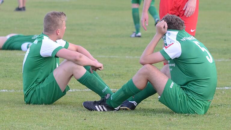 Enttäuscht: Die Fußballer des FV Thüngersheim (rechts mit Lasse Denk) nach der Niederlage in Karlstadt. Enttäuscht: Die Fußballer des FV Thüngersheim (rechts mit Lasse Denk) nach der Niederlage in Karlstadt.