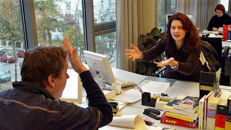 Manchmal reicht schon etwas Stress - Streitereien unter Kollegen entzünden sich oft an Kleinigkeiten. Foto: Elke Wentker       -  Wer immer wieder mit seiner Kollegin oder seinem Kollegen aneinandergerät, kann sich um einen Streitschlichter bemühen.