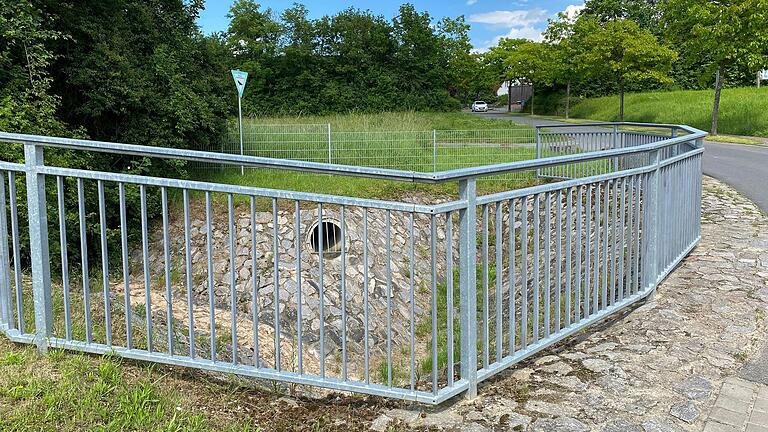 Das kleine Regenrückhaltebecken kurz vor der Unterführung der B 8 ist den Wassermassen bei Starkregen nicht gewachsen. Das kleine Regenrückhaltebecken kurz vor der Unterführung der B 8 ist den Wassermassen bei Starkregen nicht gewachsen.