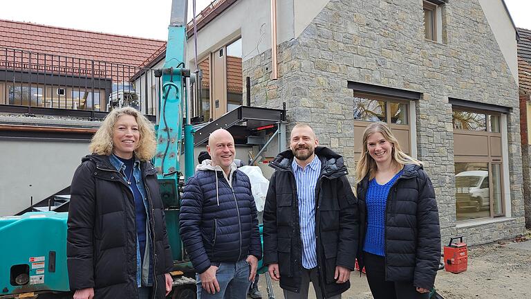 Besprechung an der Kita-Baustelle in Theilheim kurz vor dem Einzug: Stephanie Sauer (von links), Christian Brückner und Lukas Naumannr vom Architekturbüro Brückner & Brückner mit der amtierenden Bürgermeisterin Karoline Ruf. Im Hintergrund der neue Gebäudetrakt am Standort des früheren Marienheims. Besprechung an der Kita-Baustelle in Theilheim kurz vor dem Einzug: Stephanie Sauer (von links), Christian Brückner und Lukas Naumannr vom Architekturbüro Brückner & Brückner mit der amtierenden Bürgermeisterin Karoline Ruf. Im Hintergrund der neue Gebäudetrakt am Standort des früheren Marienheims.