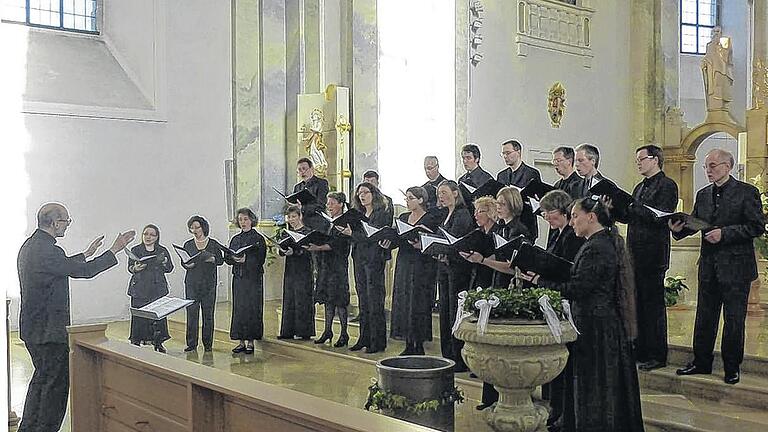Beeindruckend: Gleißend fiel die Abendsonne durch die Fenster auf die goldgefassten Heiligenfiguren in der Grafenrheinfelder Pfarrkirche, als der Kammerchor songcraeft-art of singing sein Konzert &bdquo;Glory to God&ldquo; mit William Byrds &bdquo;Haec dies&ldquo; begann.