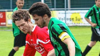 Mit 7:0 fertigten Spielführer Burkhard Peter (links) und die DJK Oberschwappach den FC Knetzgau ab.