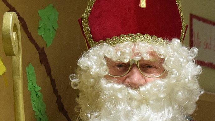 Josef Hörning lässt für den Fototermin bewusst das Kostüm an &ndash; die Kinder sollen in der Main-Post nicht sehen, wie der Nikolaus unverkleidet aussieht.