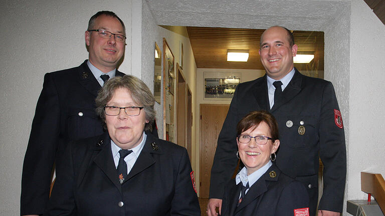 Sie führen den Mainstockheimer Feuerwehrverein in den kommenden zwei Jahren: Monika Fuchs und Carola Meyer vorne und Thomas Kern und Matthias Dorsch hinten.
