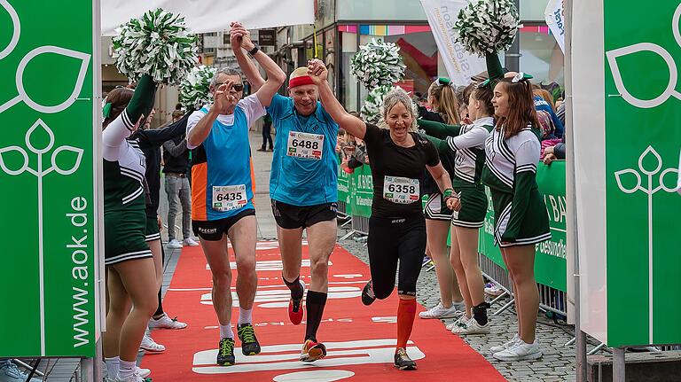 Gut 2500 Läuferinnen und Läufer beim AOK Main City Run sind neuer Rekord.