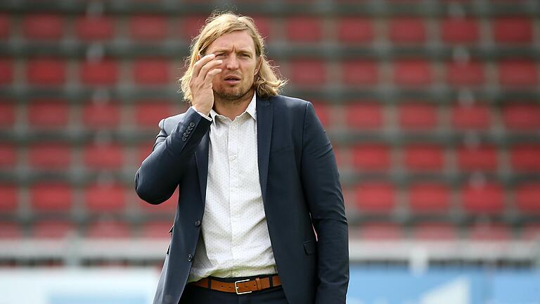 Er spricht von einer 'schwierigen Lage' für die Klubs angesichts sinkender TV-Einnahmen der Liga: Kickers-Vorstandsvorsitzender Daniel Sauer. Er spricht von einer 'schwierigen Lage' für die Klubs angesichts sinkender TV-Einnahmen der Liga: Kickers-Vorstandsvorsitzender Daniel Sauer.