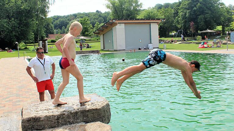 Bademeister im Ebracher Schwimmbad ist der Rumäne Alin Precup. Bademeister im Ebracher Schwimmbad ist der Rumäne Alin Precup.