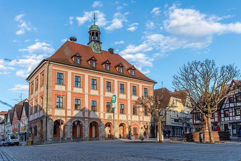 Blick auf das Rathaus am Marktplatz in Neustadt an der Aisch. Während der Tour kommt man hier nicht vorbei. Aber wenn man noch Zeit und Lust hat, bietet sich ein Bummel durch die Stadt an. Blick auf das Rathaus am Marktplatz in Neustadt an der Aisch. Während der Tour kommt man hier nicht vorbei. Aber wenn man noch Zeit und Lust hat, bietet sich ein Bummel durch die Stadt an.