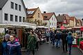 Trotz des recht ungemütlichen Wetters kamen einige Besucherinnen und Besucher zum Frühlingsfest am Sonntag in die Gerolzhöfer Altstadt. Rund 70 Händler hatten ihre Marktstände aufgebaut, zudem hatten die Geschäfte im Rahmen des verkaufsoffenen Sonntags ihre Türen geöffnet.