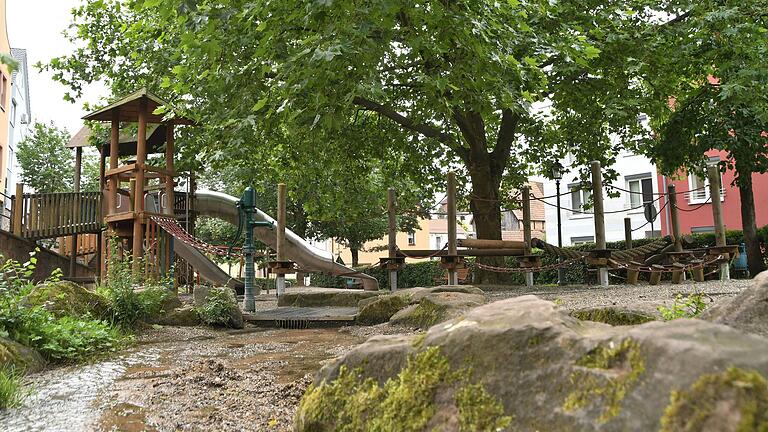 Der Anlage-Spielplatz in direkter Nachbarschaft zur Lohrer Innenstadt ist im Sommer schattig und damit eine ideale Anlaufstelle.