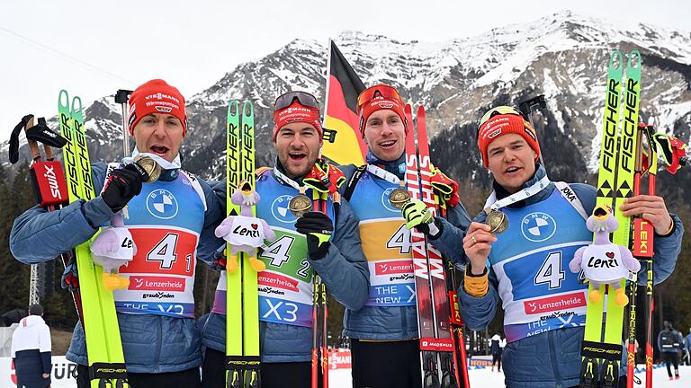 Biathlon: Weltmeisterschaft       -  Johannes Kühn (2.v.r.) feiert mit dem deutschen Team Staffel-Bronze.