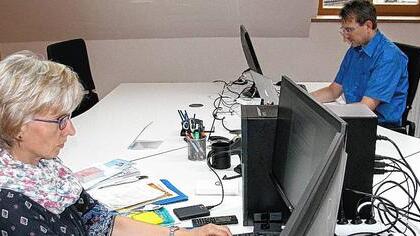Im Bild die Mitarbeiter von Pfarrbriefservice.de Elfriede Klauer und Christian Schmitt. Im Bild die Mitarbeiter von Pfarrbriefservice.de Elfriede Klauer und Christian Schmitt.