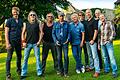 Rockkonzert mit Revolver       -  (mim)    Am Samstag, 5. Januar, um 20.30 Uhr findet laut eine Pressemitteilung des Kulturamts Haßfurt in der Stadthalle in Haßfurt ein Rockkonzert mit der Band Revolver statt. Die Geschichte dieser Band würde wohl locker ein Buch füllen, deshalb beschränkt sich die Ankündigung auf ein ein Kurzprofil: Die bunte Truppe setzt sich zusammen aus Live- und Studiomusikern, Musikproduzenten, Komponisten, Musikpädagogen, ja Musik-Professoren, die laut Ankündigung täglich Update in allen Musik-Stilen von Rock, Pop, Klassik und Jazz unterwegs sind und sich vielleicht gerade deshalb mit so einer Lust und Spielfreude dem guten alten, handgemachten Groove, erdiger Rock und Popmusik der 70er und 80er Jahre widmen. Dabei gehe es der Band nicht unbedingt um die originalgetreue Reproduktion der Songs von Bands, wie Toto, Steely Dan, Peter Gabriel, Steve Winwood, Level42, Chicago, Whitesnake, Van Halen oder Pink Floyd, sondern vielmehr darum, die Songs in ihrer ganz eigenen, revolver-typischen Handschrift zu interpretieren, die durchaus noch Freiraum zum Improvisieren lässt, heißt es weiter &ndash; eben wie in den 70ern! Anspruchsvolle Musik-Fans, die eine Band nicht nur als &bdquo;Party-Maschine&bdquo; sehen, sondern auch auf konzertante Feinheiten abfahren, sind hier genau richtig! Wer sich auf diese, musikalisch exzellente Zeitreise einlassen möchte, ist die wenigen und ausgesuchten Auftritte der Band zu besuchen, endet die Pressemitteilung. Karten im Vorverkauf gibt's beim Kulturamt Haßfurt live, ? (0 95 21) 68 82 28.
