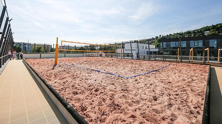Die Firma Sprintis hat in der Zellerau für ihre Mitarbeiter ein Beach-Volleyballfeld auf dem firmeneigenen Parkhaus gebaut. Die Firma Sprintis hat in der Zellerau für ihre Mitarbeiter ein Beach-Volleyballfeld auf dem firmeneigenen Parkhaus gebaut.