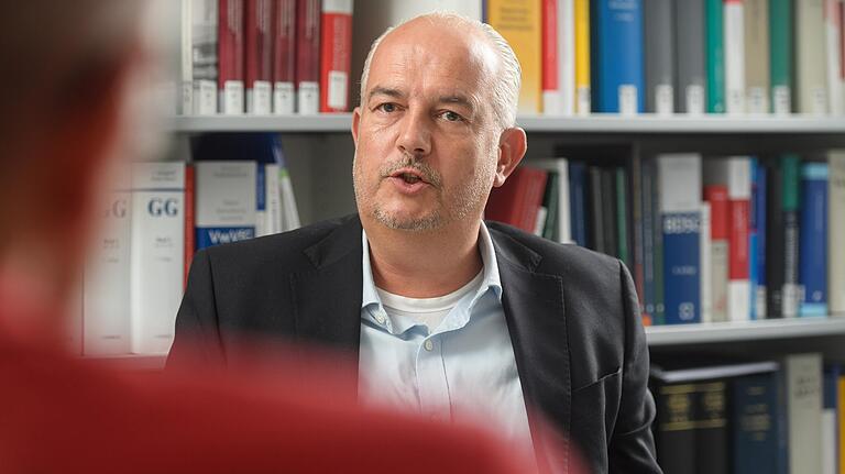 Kyrill-Alexander Schwarz, Inhaber des Lehrstuhls für Öffentliches Recht an der Uni Würzburg, im Interview mit der Main-Post. Kyrill-Alexander Schwarz, Inhaber des Lehrstuhls für Öffentliches Recht an der Uni Würzburg, im Interview mit der Main-Post.