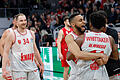 So jubeln Derbysieger (von links): Baskets-Kapitän Felix Hoffmann, und Cameron Hunt drückt den abermals spielentscheidenden Stanley Whittaker nach dem 106:99-Sieg nach Verlängerung in Bamberg.
