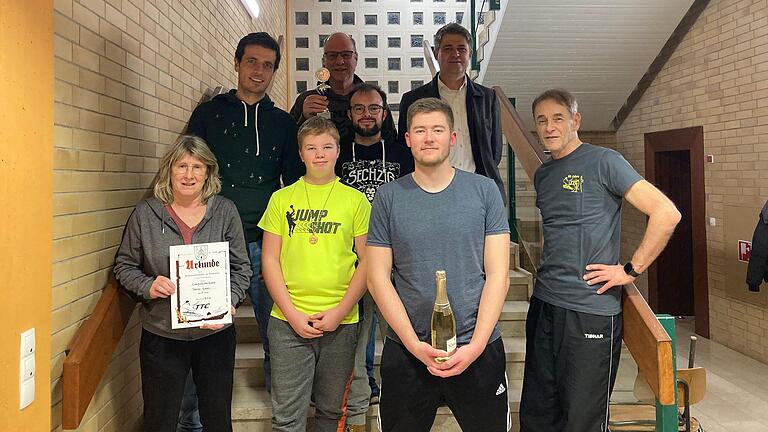 Stadtmeister 2023 im Tischtennis von links: Christine van Eckert, Benedikt Pöllmann, Gabriel Tölg, Hubert Schuler, Sebastian Blum, Fabian Rieder, Michael Kraus (1. Bürgermeister), Josef van Eckert (1. Vorsitzende TTC).