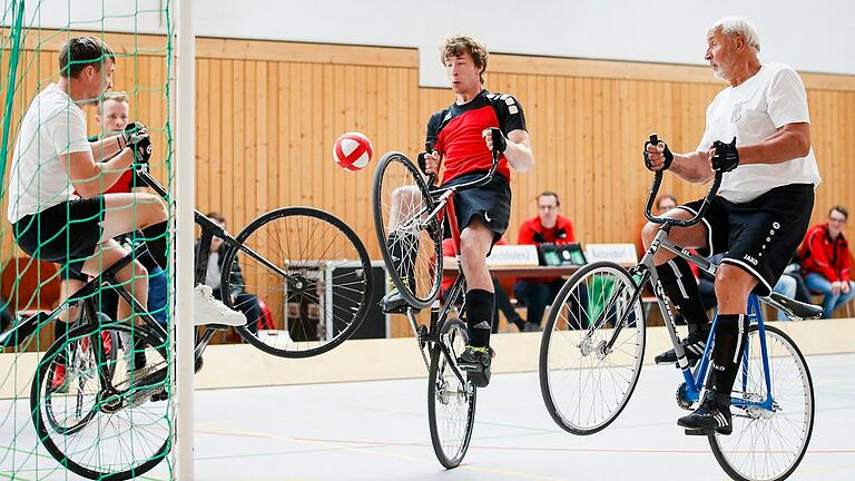 Beim Radball versuchen zwei Teams vom Rad aus Tore zu erzielen. Hier beim Bayernpokalfinae 2021 zwischen TSV Rottendorf und RVA Bechhofen 2. Beim Radball versuchen zwei Teams vom Rad aus Tore zu erzielen. Hier beim Bayernpokalfinae 2021 zwischen TSV Rottendorf und RVA Bechhofen 2.