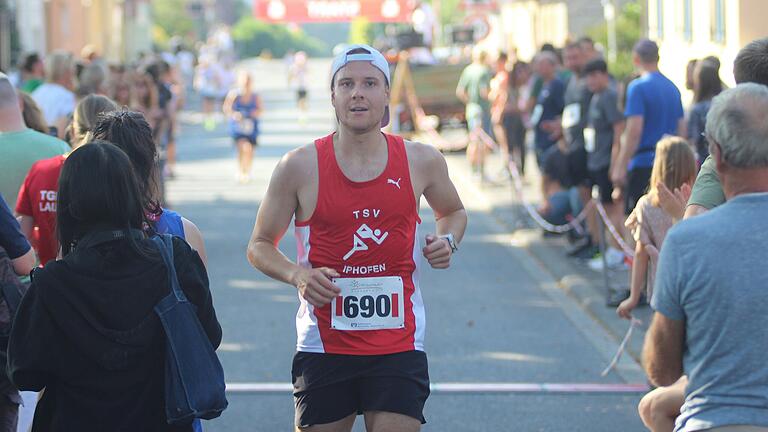 Sieger Maximilian Fleischmann beim Zieleinlauf in Wiesentheid. Sieger Maximilian Fleischmann beim Zieleinlauf in Wiesentheid.