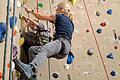 Heike Nötscher (rechts) hat einen Kurs als Klettertrainerin für Menschen mit Behinderung absolviert. Jetzt bietet sie in der DAV-Kletterhalle in Birkenfeld Kletterstunden an. Auf dem Foto ist sie zusammen mit der 16-jährigen Lina aus Duttenbrunn zu sehen.