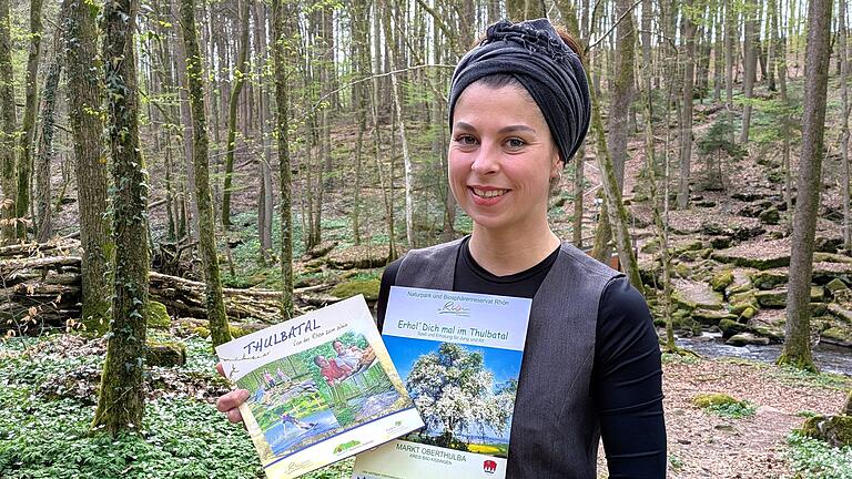 Vereinsvorsitzende Jessica Leicher       -  Die seit 2020 amtierende letzte Vereinsvorsitzende Jessica Leicher mit alter und neuer Broschüre des Tourismusvereins Thulbatal