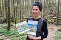 Vereinsvorsitzende Jessica Leicher       -  Die seit 2020 amtierende letzte Vereinsvorsitzende Jessica Leicher mit alter und neuer Broschüre des Tourismusvereins Thulbatal