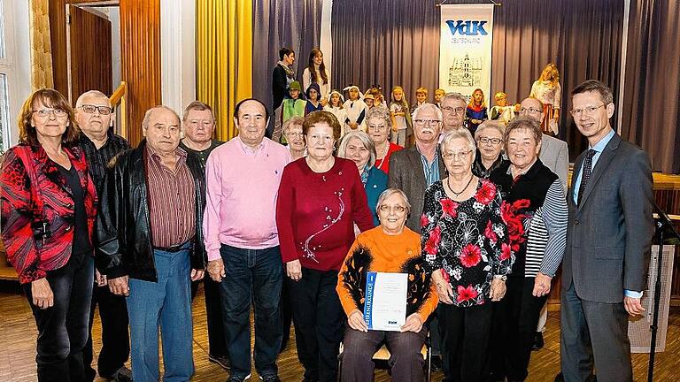 VdK Mitte zeichnet 32 Mitglieder aus       -  (kab)   Auch beim VdK Ortsverband Mitte ist es Tradition, im Rahmen der Weihnachtsfeier langjährigen Mitgliedern für ihre Treue Danke zu sagen. Insgesamt 32 Jubilare standen diesmal auf der Liste der Vorsitzenden Erika Hofner. Grußworte überbrachten Oberbürgermeister Sebastian Remelé und der Kreisvorsitzende Winfried Huppmann. Die Feier gestalteten Mädchen und Jungs des Kindergartens St. Elisabeth sowie Musiker mit. Im Bild (von links): Kathi Petersen, Harald Wendel, Michael Werner, Otto Blasius, Helmut Gündling, Renate Moritz, Gertrud Machulik, Hedwig Roger, Sieglinde Schmitt, sitzend Frieda Bassing, Winfried Huppmann, Dieter Hering, Gabriele Ludwig, Erika Hofner, Priska Wendel, Roberto Gitter und OB Sebastian Remelé.