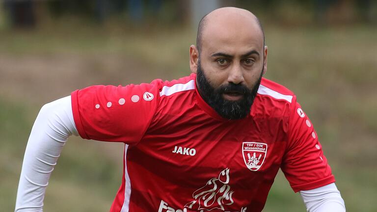 Hassan Rmeithi war zuletzt als Spieler bei der (SG) Stadelschwarzach/Prichsenstadt aktiv. Nun steigt er dort auch als Trainer ein. Einst führte der 36-Jährige den FC Geesdorf von der Kreisklasse in die Landesliga und war danach auch Trainer beim TSV/DJK Wiesentheid. Hassan Rmeithi war zuletzt als Spieler bei der (SG) Stadelschwarzach/Prichsenstadt aktiv. Nun steigt er dort auch als Trainer ein. Einst führte der 36-Jährige den FC Geesdorf von der Kreisklasse in die Landesliga und war danach auch Trainer beim TSV/DJK Wiesentheid.