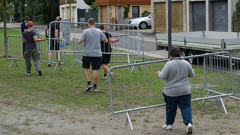 Diesmal hilft die Freundesgruppe dabei, Absperrungen für den Mainfrankentriathlon aufzustellen. Diesmal hilft die Freundesgruppe dabei, Absperrungen für den Mainfrankentriathlon aufzustellen.