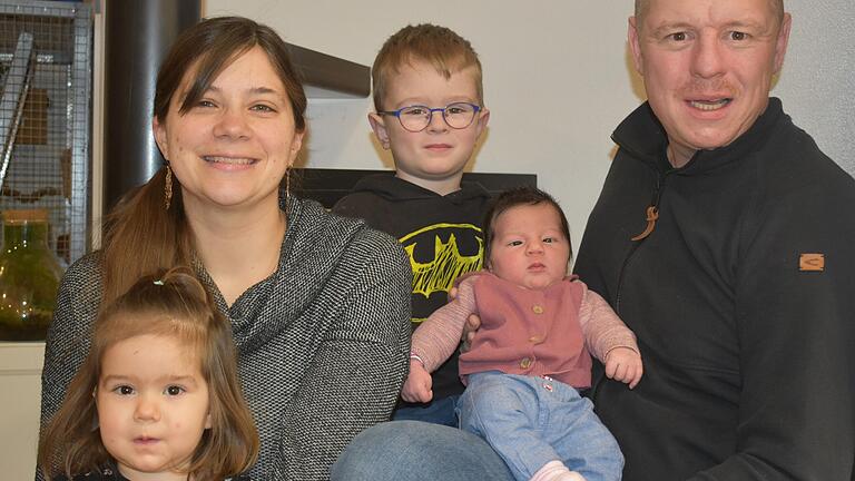 Michaela und Florian Becher aus Niederlauer freuen sich mit Elisa (2) und Lorenz (4) über die Geburt ihrer Tochter Franzi Barbara am Donnerstag, 14. Dezember 2023. Michaela und Florian Becher aus Niederlauer freuen sich mit Elisa (2) und Lorenz (4) über die Geburt ihrer Tochter Franzi Barbara am Donnerstag, 14. Dezember 2023.