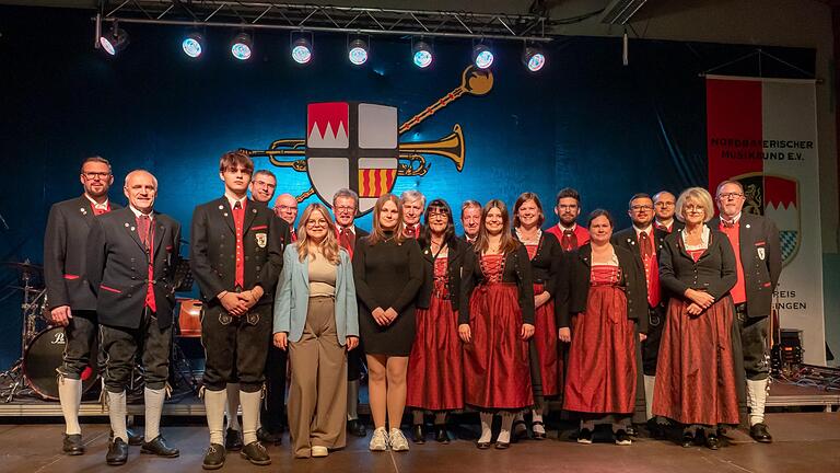 Die Geehrten (von links): Florian Leimbach, Norbert Hergenröder, Ben Schumm, Andreas Schumm, Manfred Schneider, Hannah Kast, Herbert Belz, Mona Gibian, Klaus Schumm, Birgit Herre´, Michael Kast, Eva Schumm, Katharina Hergenröder, Jonas Schneider, ... - Die Geehrten (von links): Florian Leimbach, Norbert Hergenröder, Ben Schumm, Andreas Schumm, Manfred Schneider, Hannah Kast, Herbert Belz, Mona Gibian, Klaus Schumm, Birgit Herre´, Michael Kast, Eva Schumm, Katharina Hergenröder, Jonas Schneider, Jasmin Hornung, Benjamin Rüttiger, Christian Hergenröder, Evelyn Schneider und Norbert Schneider. Die Geehrten (von links): Florian Leimbach, Norbert Hergenröder, Ben Schumm, Andreas Schumm, Manfred Schneider, Hannah Kast, Herbert Belz, Mona Gibian, Klaus Schumm, Birgit Herre´, Michael Kast, Eva Schumm, Katharina Hergenröder, Jonas Schneider, ... - Die Geehrten (von links): Florian Leimbach, Norbert Hergenröder, Ben Schumm, Andreas Schumm, Manfred Schneider, Hannah Kast, Herbert Belz, Mona Gibian, Klaus Schumm, Birgit Herre´, Michael Kast, Eva Schumm, Katharina Hergenröder, Jonas Schneider, Jasmin Hornung, Benjamin Rüttiger, Christian Hergenröder, Evelyn Schneider und Norbert Schneider.