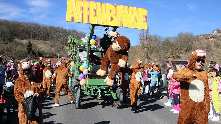 Faschingszug Aura: ausgelassene Stimmung - Ausgelassene Stimmung herrschte beim Faschingszug in Aura. Faschingszug Aura: ausgelassene Stimmung - Ausgelassene Stimmung herrschte beim Faschingszug in Aura.