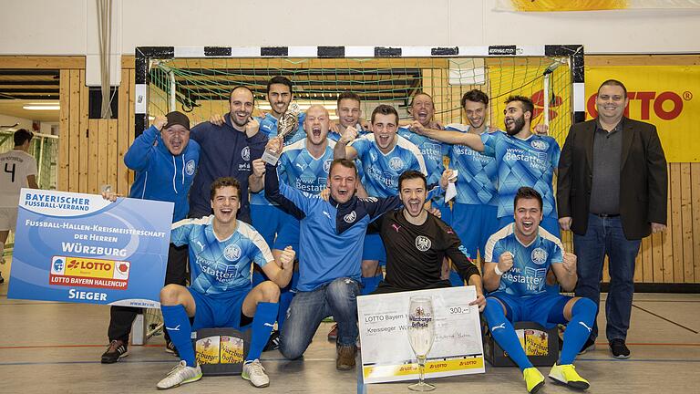 Kreismeister in der Halle – der ETSV Würzburg: (hinten von links) Trainer Pascal Bauer, Trainer Oliver Ziegler, Cem Kartal, Tobias Erhart, Daniel Zschalig, David Riepel, Marco Burkard, Kreisspielleiter Marco Göbet, (vorne von links) Moritz Wagenhäuser, Johannes Geissler, Stefan Kunze, Maximillian Plutka, Markus Konrad und Stefan Pfautsch. Kreismeister in der Halle – der ETSV Würzburg: (hinten von links) Trainer Pascal Bauer, Trainer Oliver Ziegler, Cem Kartal, Tobias Erhart, Daniel Zschalig, David Riepel, Marco Burkard, Kreisspielleiter Marco Göbet, (vorne von links) Moritz Wagenhäuser, Johannes Geissler, Stefan Kunze, Maximillian Plutka, Markus Konrad und Stefan Pfautsch.