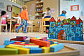 Spielzeug liegt in einer Kindertagesstätte auf diesem Symbolbild am Boden. Im Hauptausschuss in Schweinfurt wurde die Frage diskutiert, ob die Stadt selbst Kindergärten und Kitas betreiben sollte.