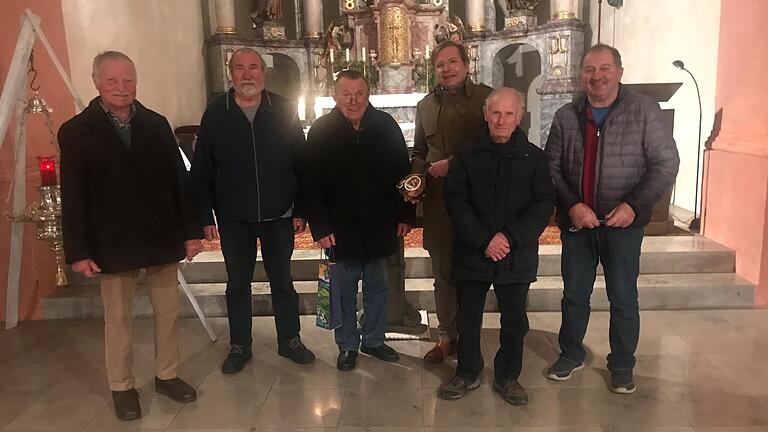 Das Foto zeigt Christian Röder, (Feldgeschworener), Franz Ringelmann (Gesangverein), Jubilar Kurt Heckelmann, Pfarrer Uwe Hartmann, Michael Stahl und&nbsp; Kreisheimatpfleger Heinrich Stier.